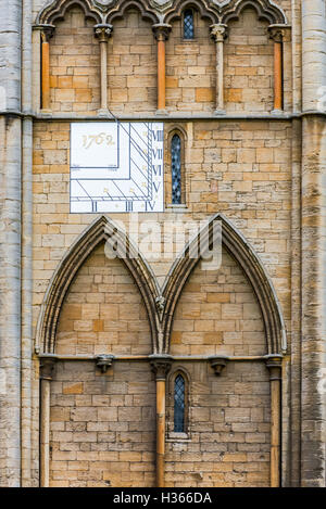 Peterbourough Kathedrale Großbritannien Lincolnshire Fassade Detail zeigt eine Sonnenuhr Stockfoto