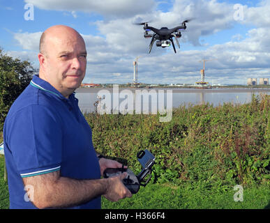 Mann fliegen 3dr RTF X 8 Drohne in der Nähe von River Mersey, Merseyside, England Stockfoto