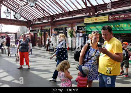 Kidderminster Town Station in Worcester, einem Ort des Museums, Einzelhandelsgeschäfte und britischen Eisenbahn Nostalgie. Stockfoto