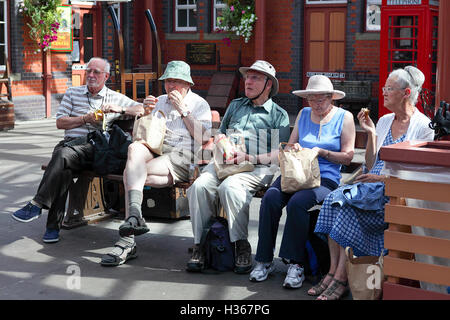 Kidderminster Town Station in Worcester, gesehen hier eine ältere Gruppe mit einer Mittagspause. Stockfoto