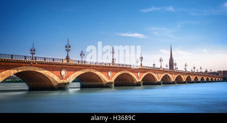 Pont de Pierre Brücke mit Kathedrale St-Michel, Bordeaux, Frankreich Stockfoto