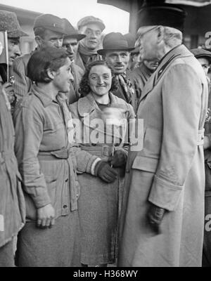 Bernardo Attolico mit italienischen Landarbeiter in Berlin, 1938 Stockfoto