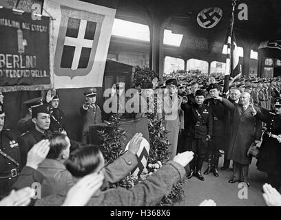 Werner Wagner, Bernardo Attolico und Giuseppe Renzetti mit italienischen Landarbeiter in Berlin, 1938 Stockfoto