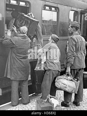 Italienische Landarbeiter auf dem Weg zurück nach Hause in Berlin, 1938 Stockfoto