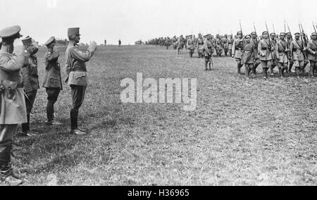 Parade der ukrainischen Truppen vor österreichischen Offiziere, 1918 Stockfoto