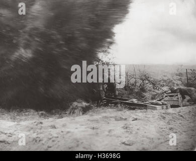 Detonation der Granate in einen deutschen Unterstand an der Westfront 1918 Stockfoto