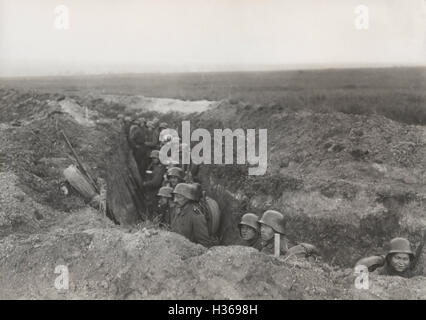 Deutsche Soldaten in einem Graben bereit zum Angriff, 1918 Stockfoto