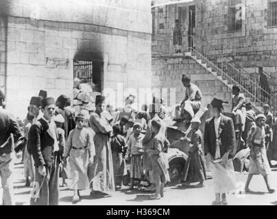 Kinder spielen auf einem zerstörten britische Panzerwagen in Hebron, 1938 Stockfoto