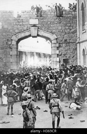 Britische Sicherheitskräfte Kampf gegen arabische Demonstranten in Jerusalem, 1933 Stockfoto