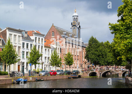 Rapenburg Kanal mit Academiegebouw in der alten Stadt von Leiden, Südholland, Niederlande Stockfoto