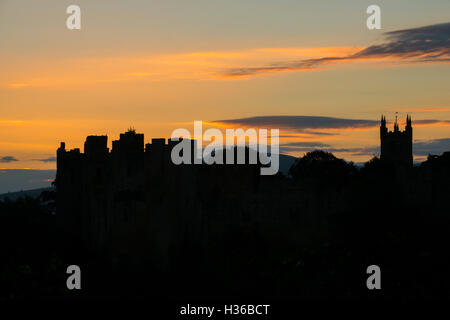 Sonnenaufgang über dem Markt Ludlow in Shropshire mit Ludlow Castle und St. Laurence Church, England, UK. Stockfoto