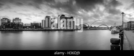 Panorama-Newcastle/Gateshead-Kai bei Nacht - Monochrom Stockfoto