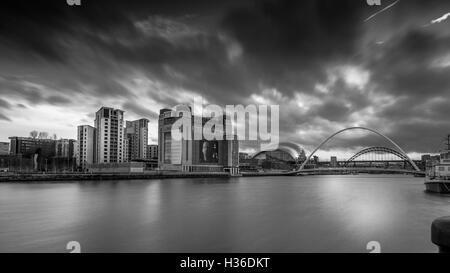 Newcastle/Gateshead Kai bei Nacht - Monochrom Stockfoto