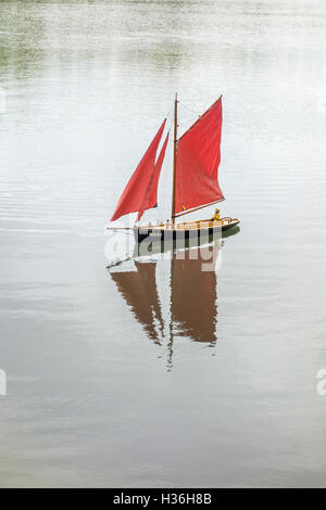 Ferngesteuerte Modellyacht Segeln auf See Cambridge Cambridgeshire England Stockfoto