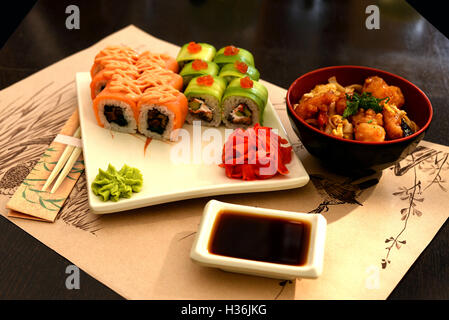 Sushi Rollen und Nudeln für ein romantisches Abendessen Stockfoto