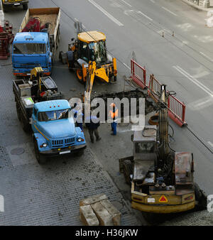 Reparatur der Straße funktioniert auf der Fahrbahn Stockfoto