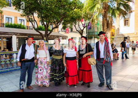 Gruppe von Senioren im andalusischen Trachten bei Volksfest im Plaza Alta in Algeciras, Spanien. Stockfoto