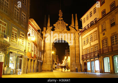 Bogen des neuen Tores (Arco da Porta Nova) und Eingang der mittelalterlichen Stadtmauer der Stadt in Braga, Portugal Stockfoto