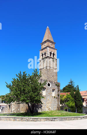 Turm der St. Bernardin Kirchenruine in Portoroz, Slowenien Stockfoto