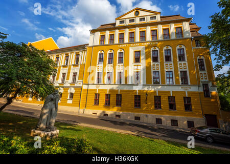 Alte Gebäude in der Stadt Pecs in Ungarn, High School Loewey Klara, 16. august 2016 Stockfoto