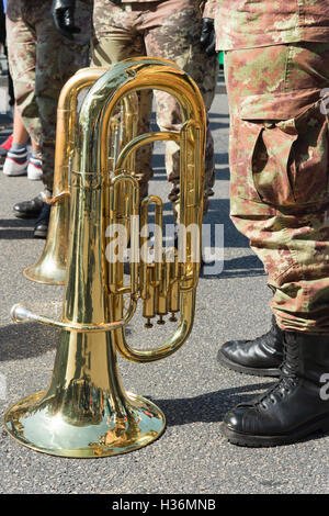 Scharfschütze mit ihrem Musikinstrument Stockfoto