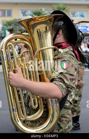 Scharfschütze mit ihrem Musikinstrument Stockfoto