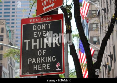 "Nicht einmal denken hier parken" Straßenschild angezeigt 31. August 2016 auf der 5th Avenue in Midtown Manhattan in New York. Stockfoto
