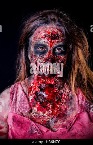 Porträt von Zombie-Mädchen starrte mit blutigen Make-up und Latex Prothese. Stockfoto