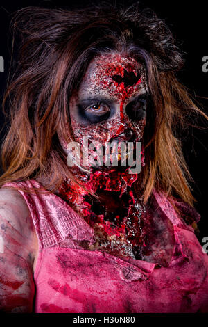 Porträt von Zombie-Mädchen mit blutigen Make-up und Latex Prothese. Stockfoto