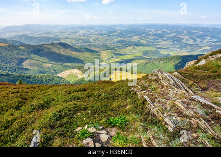 Berglandschaft mit Steinen Verlegung unter dem Rasen oben auf dem Hügel unter dem bewölkten Sommerhimmel Stockfoto