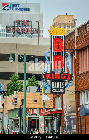 Die legendären b.b. King's Blue Club Neon-Schild am Eingang des Clubs auf der Beale Street in Memphis, TN Stockfoto