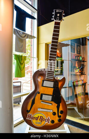 Interior Lobby des berühmten Hard Rock Cafe mit einer übergroßen Replik einer Gibson-Gitarre mit Logo auf der Beale Street in Memphis TN Stockfoto