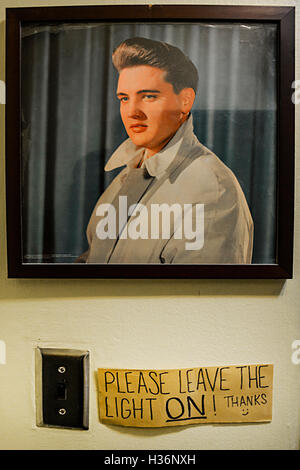 Gerahmtes, verblassendes Farbfoto von Elvis Presley an der Wand im Sun Studio in Memphis, TN, mit handgeschriebenem Schild mit der Aufschrift „Please leave the Light On!“ Stockfoto