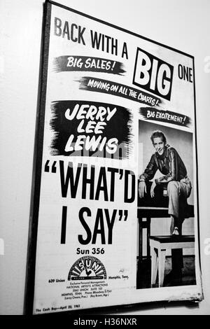 Ein großes Schwarz-Weiß-Plakat, auf dem Jerry Lee Lewis' Veröffentlichung „What'd I Say'' veröffentlicht wurde, wurde im Sun Record Studio, Memphis, TN, USA, ausgestellt Stockfoto