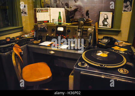 In Sam Phillips vintage Aufnahme Stand voller Ausrüstung & Plattenspieler & Fotos bei Sun Records Studio in Memphis, TN Stockfoto