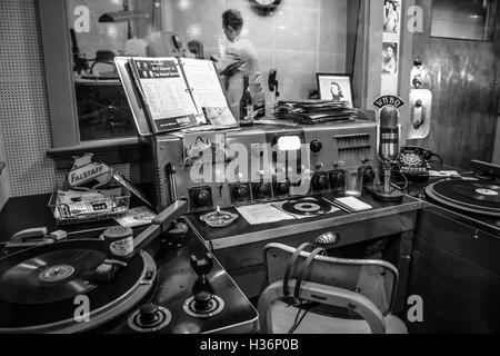 Ein „Frozen in Time“-Blick in Sam Phillips' Vintage-Aufnahmestab mit Equipment, Plattenspielern und Fotos im Sun Records Studio in Memphis, TN, Stockfoto