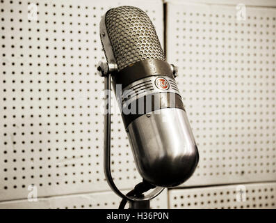 Jahrgang, Original Mikrofone verwendet durch Elvis Presley & Johnny Cash & andere im Aufnahmeraum von Sun Studio in Memphis, TN Stockfoto