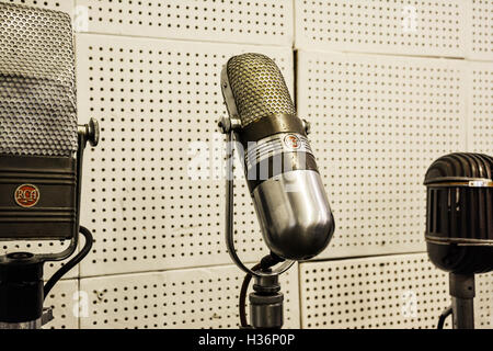 Jahrgang, Original Mikrofone verwendet durch Elvis Presley & Johnny Cash & andere im Aufnahmeraum von Sun Studio in Memphis, TN Stockfoto