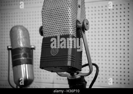 Jahrgang, Original Mikrofone verwendet durch Elvis Presley & Johnny Cash & andere im Aufnahmeraum von Sun Studio in Memphis, TN Stockfoto