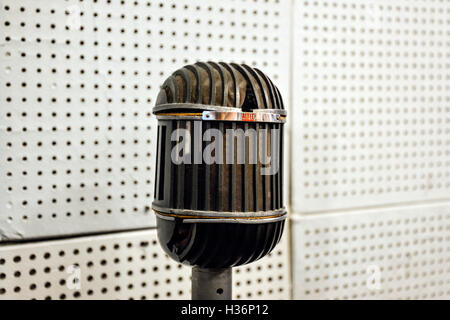 Jahrgang, Original Mikrofone verwendet durch Elvis Presley & Johnny Cash & andere im Aufnahmeraum von Sun Studio in Memphis, TN Stockfoto