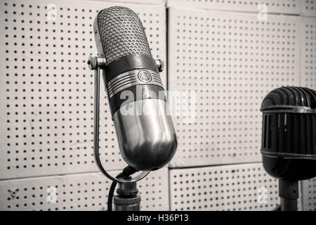 Jahrgang, Original Mikrofone verwendet durch Elvis Presley & Johnny Cash & andere im Aufnahmeraum von Sun Studio in Memphis, TN Stockfoto