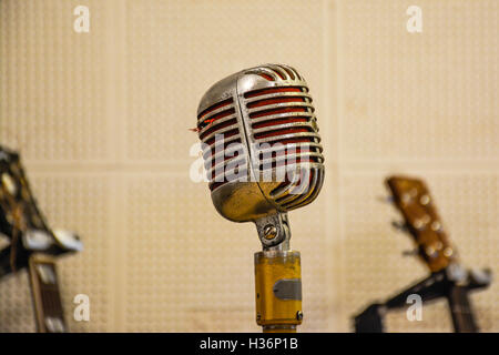 Jahrgang, Original Mikrofone verwendet durch Elvis Presley & Johnny Cash & andere im Aufnahmeraum von Sun Studio in Memphis, TN Stockfoto