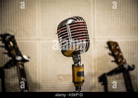 Jahrgang, Original Mikrofone verwendet durch Elvis Presley & Johnny Cash & andere im Aufnahmeraum von Sun Studio in Memphis, TN Stockfoto