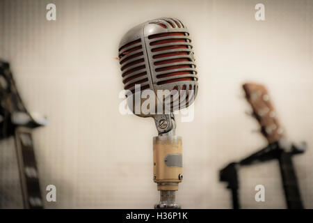 Jahrgang, Original Mikrofone verwendet durch Elvis Presley & Johnny Cash & andere im Aufnahmeraum von Sun Studios in Memphis, TN. Stockfoto