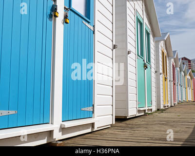 Reihe von Chalets aus Saison gesperrt und gebaut im Stil der die traditionell an der englischen Küste Stockfoto