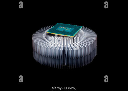 Computer-Prozessor-Chip CPU mit Aluminium Kühler auf schwarzen reflektierenden Hintergrund Stockfoto