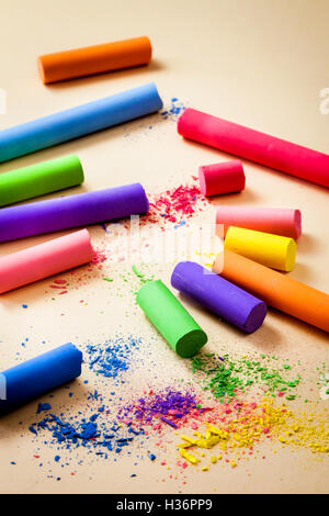 Farbige Kreide in verschiedenen Farben auf einem Beige Papierhintergrund Stockfoto