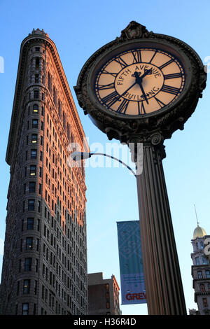 Flatiron Building mit einem Bürgersteig-Uhr im Vordergrund unter späten Nachmittag Sonne. New York City.New York.USA Stockfoto