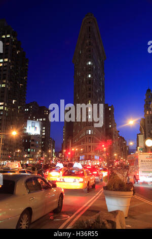 Die Nachtansicht des Flatiron Building mit Verkehre auf der Fifth Avenue im Vordergrund. New York City. USA Stockfoto