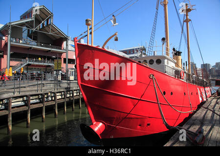 Das historische Feuerschiff Ambrose Werftzeit in Pier 17 in South Street Seaport.New York City.USA Stockfoto